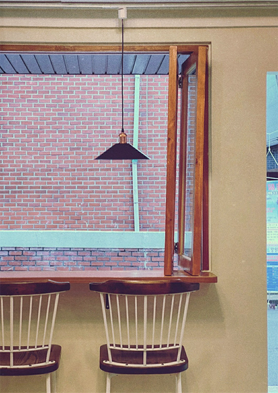 13 平咖啡屋，白色与木纹的极简设计-8