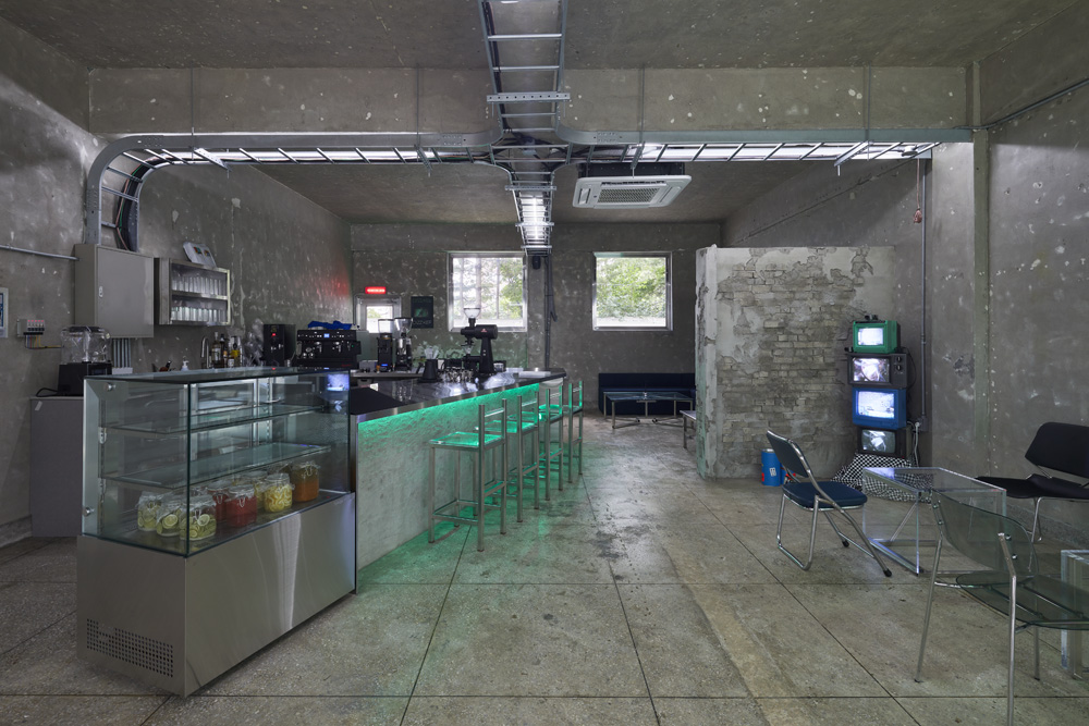 照明点亮的工业风咖啡厅设计-9