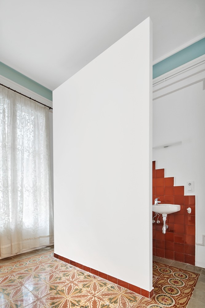 巴塞罗那 Verdi 街 140 平米翻修 | 瓷砖与桌子的空间对话-18