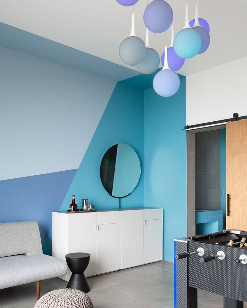 加州 300 平米周末度假屋，蓝调游戏室与海景厨房成亮点-13