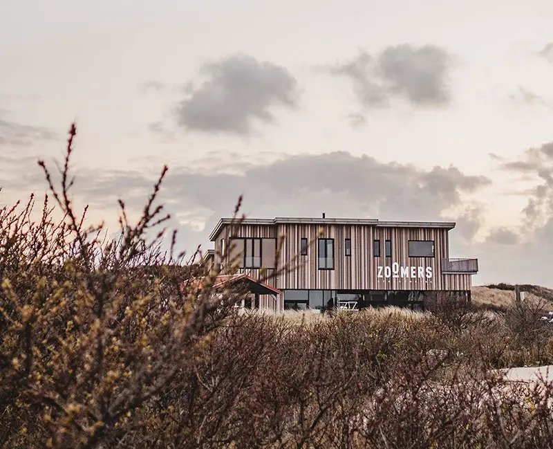 荷兰北海岸的木质自然酒店设计-15