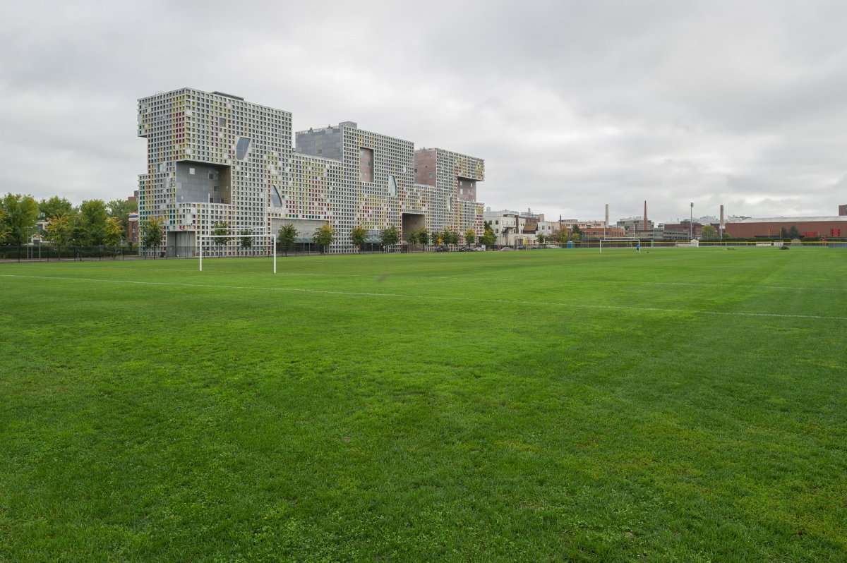 Steven Holl 打造多孔性学生公寓 | Simmons Hall-0