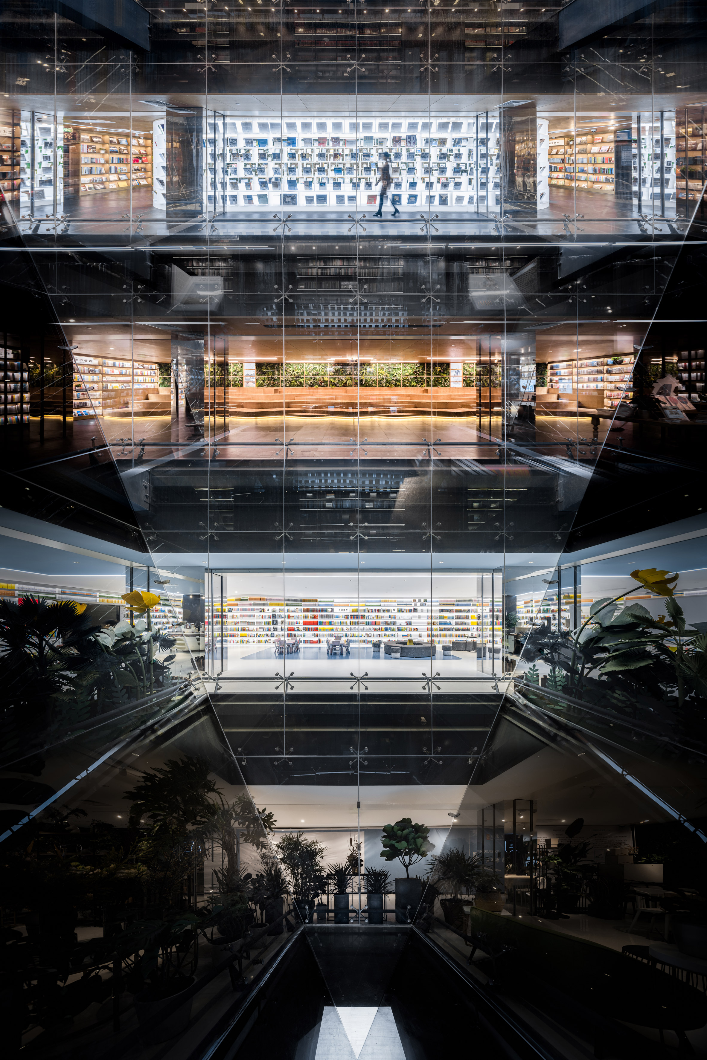 倒三角玻璃光井照亮中国武汉外语书店-9