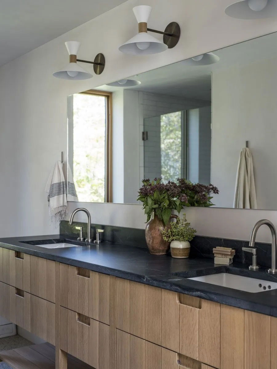 温馨农场住宅，花卉墙纸与复古家具的完美融合-16