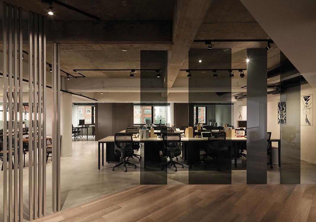 工业风办公室设计,巧妙融合网络元素与空间功能-0