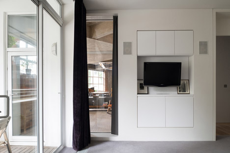 Apartment by Inside Out Architecture features chunky concrete beams-29