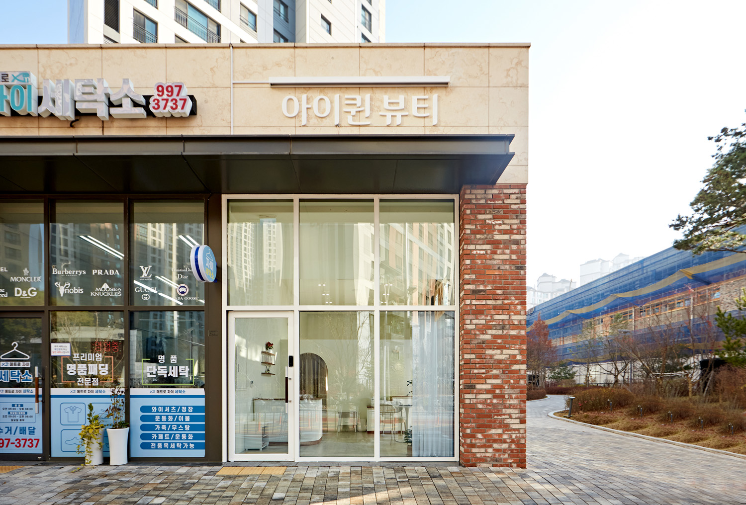 白色调的 11 层视听室，极简设计的完美呈现-2