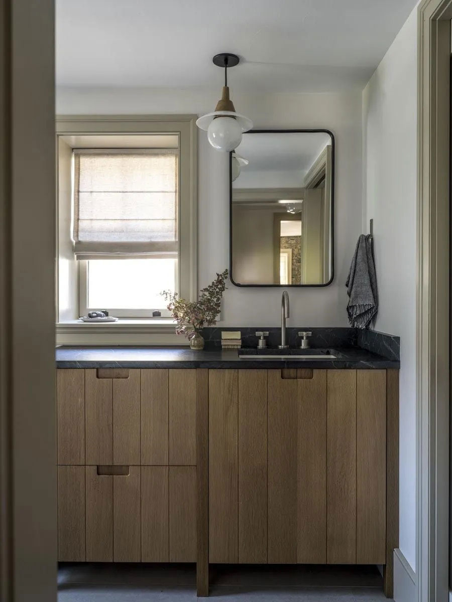 温馨农场住宅，花卉墙纸与复古家具的完美融合-15