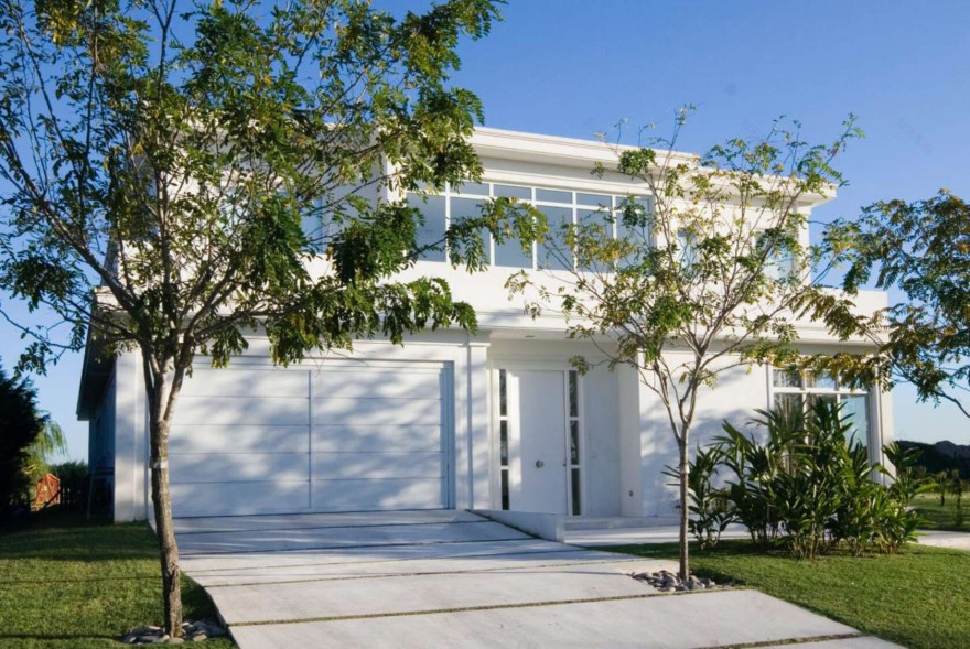 单色调湖畔别墅-10