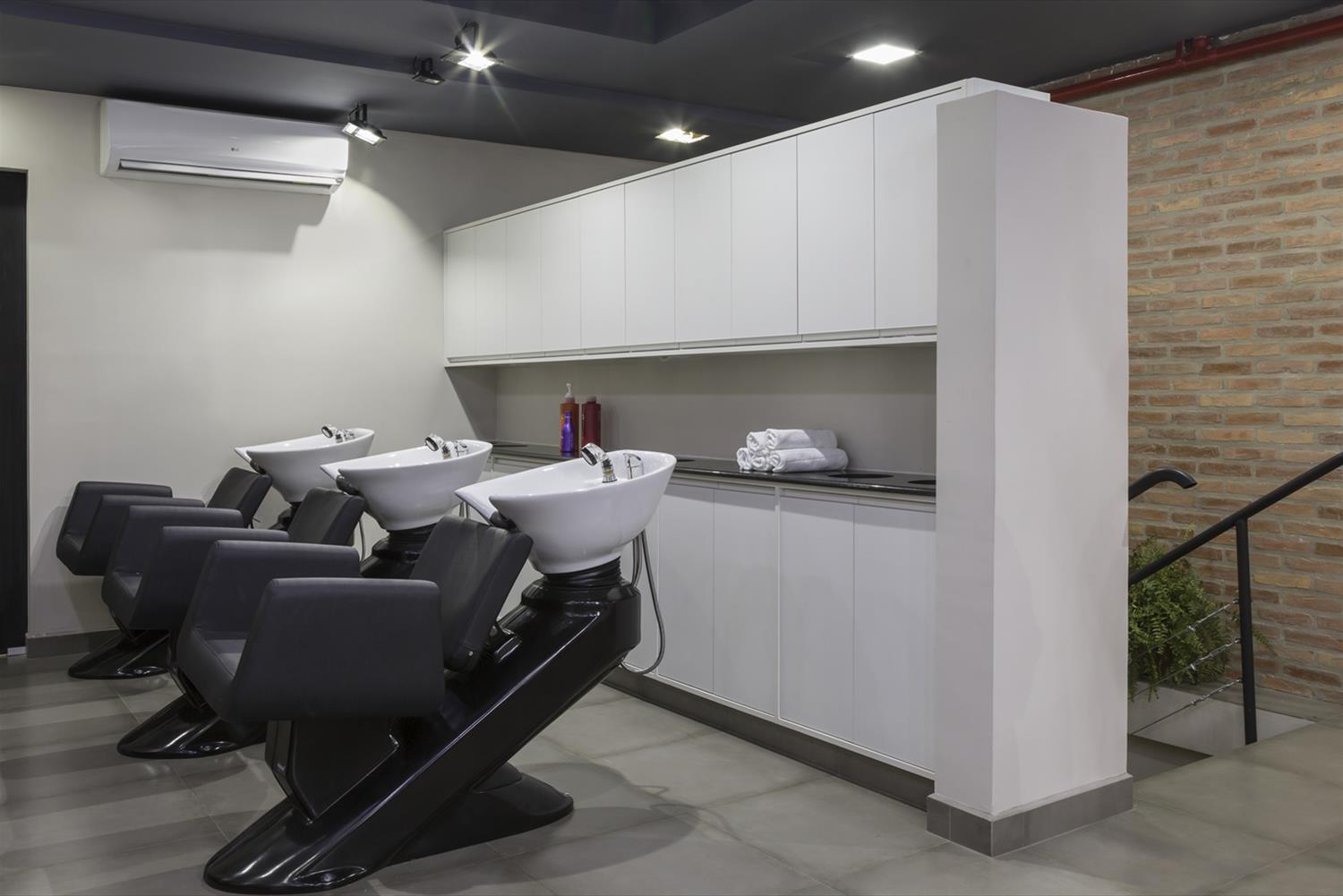 巴西 Salão Ventuno · 工业风商业空间的完美呈现-9