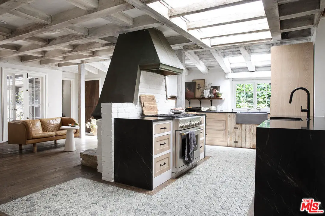 星级设计师的 280m²木质别墅，独特的热带泳池设计-5