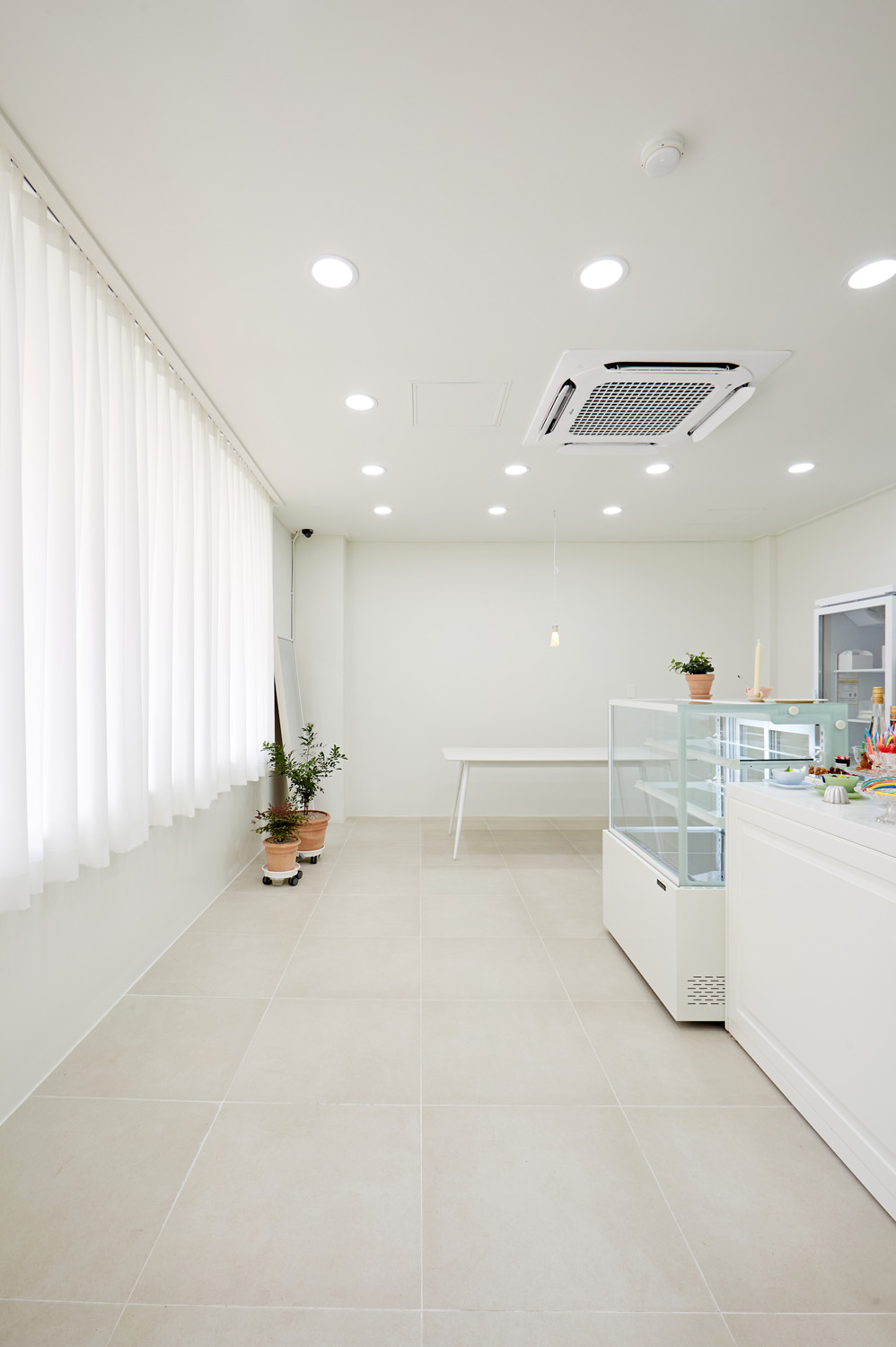 白色简约设计，10 平米小店翻倍吸睛-8