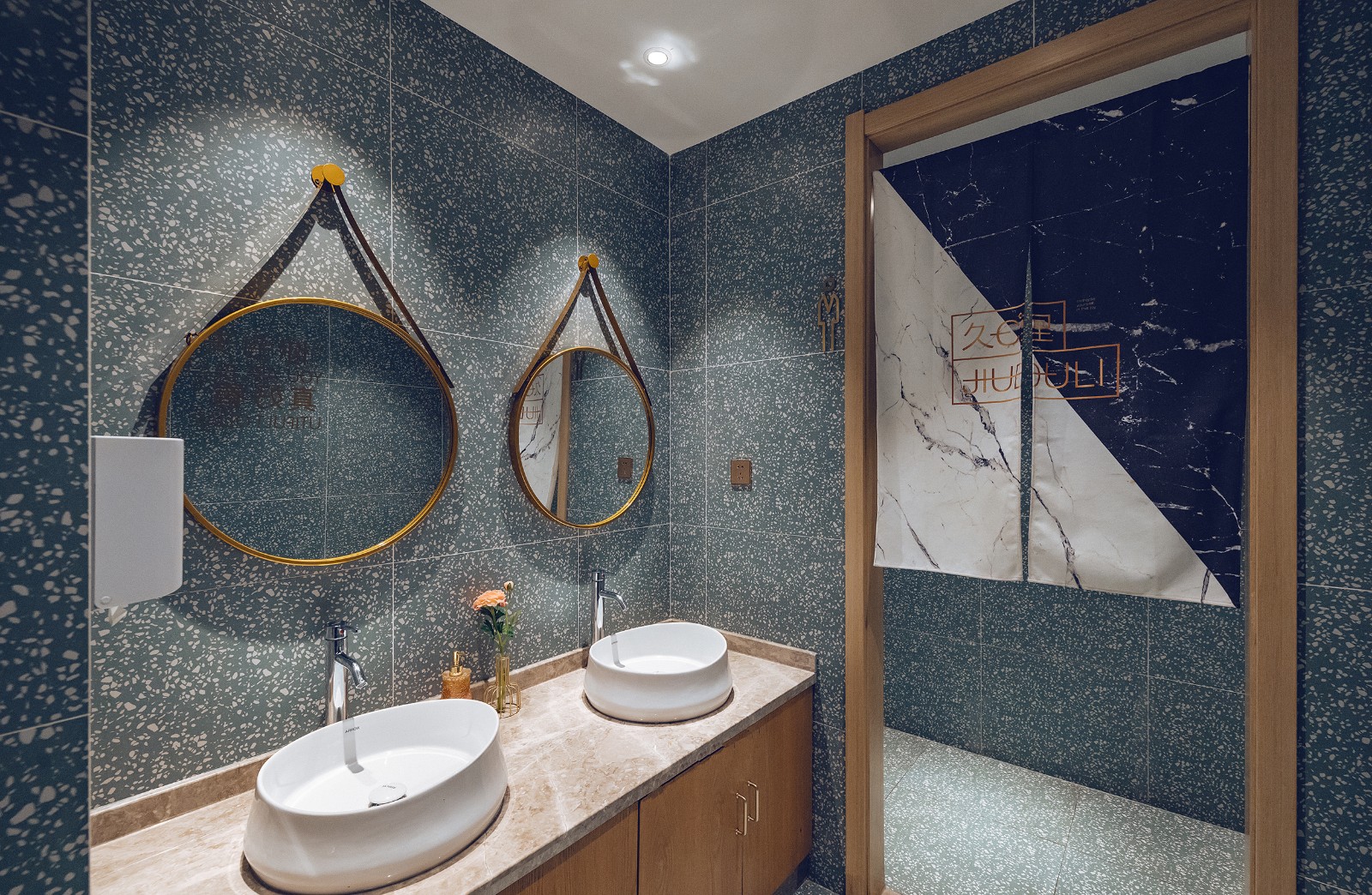 烧烤酒吧，一半是海水一半是火焰  郝宇-19