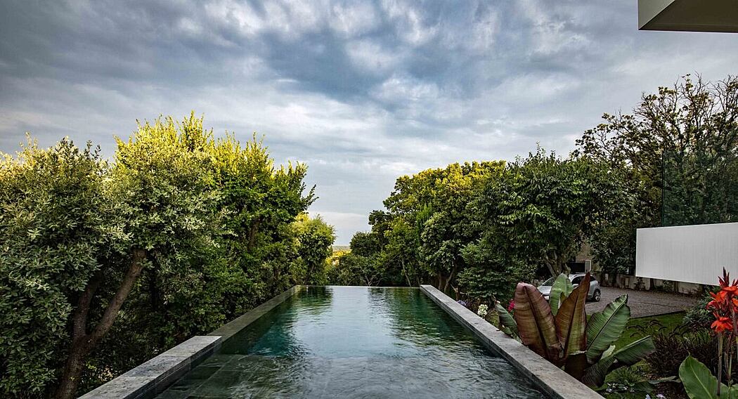 CML 的 House · 法国南部的悬浮式现代住宅丨法国蒙彼利埃丨Brengues Le Pavec-8