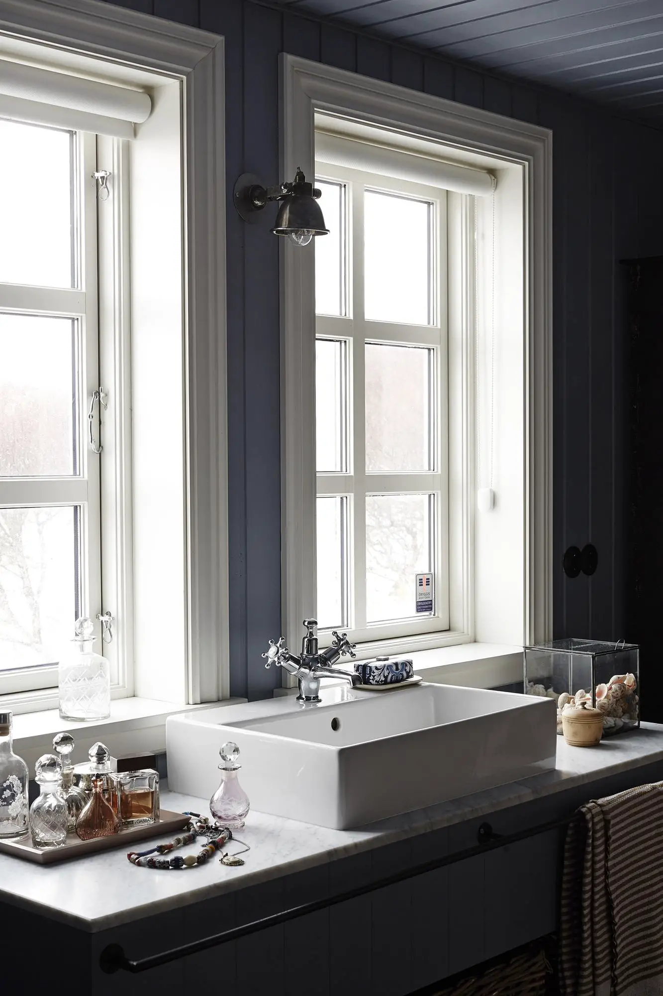 挪威现代渔夫之家，融入荒野的黑色景观-12