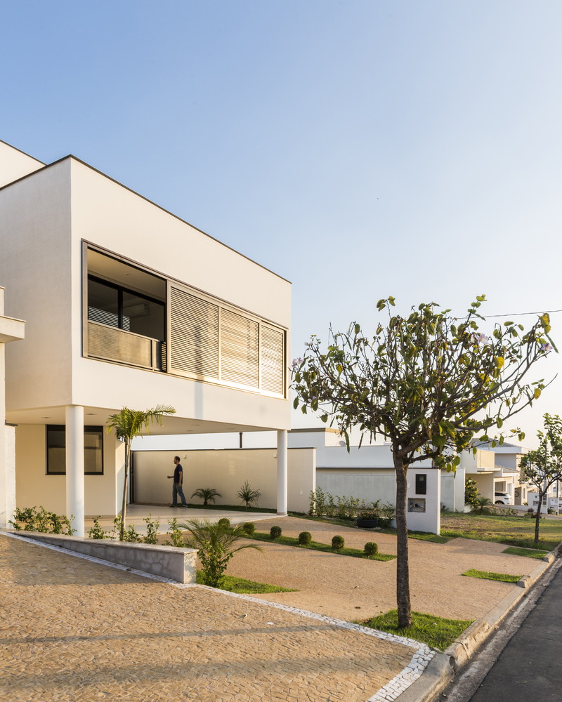 巴西 DBP House | 灵动布局，光影交织的生态住宅-33