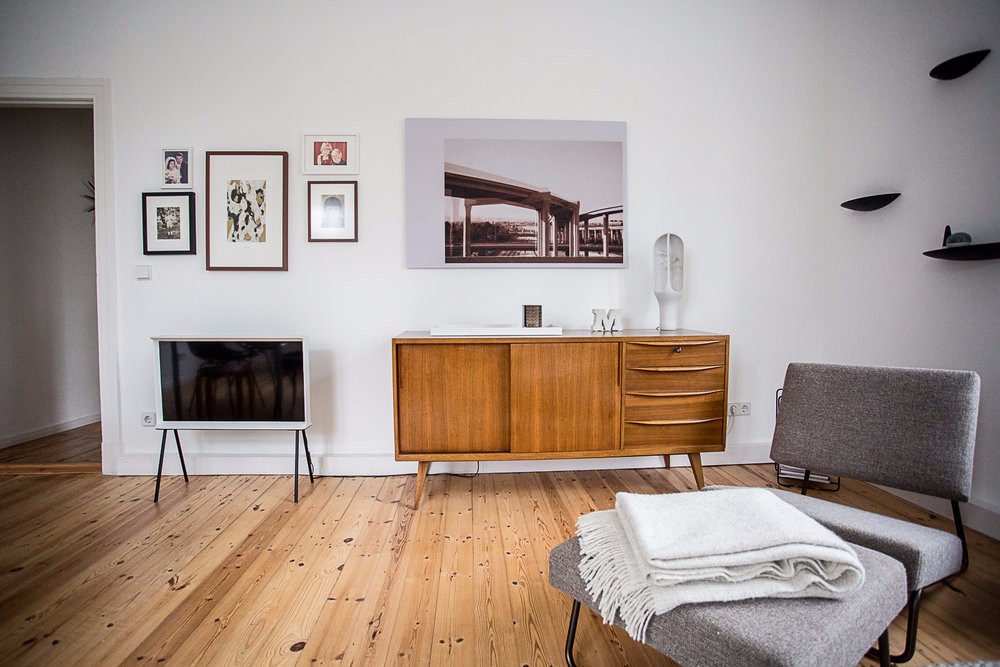 67㎡ 小公寓，墙壁上的层板、挂钩、衣架设计的太赞了-6