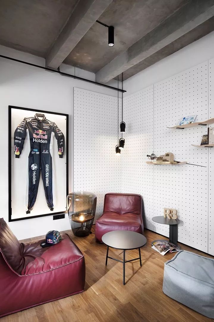 红牛布拉格办公室 | 极简工业风的千禧社区-11