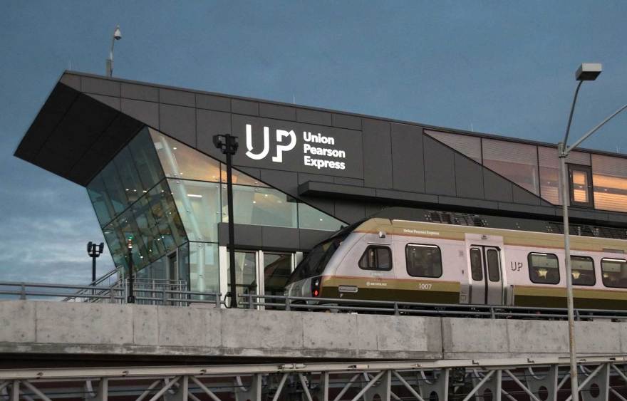 Metrolin· UP E·press 联合车站购物休息区设计丨加拿大多伦多丨MACH Architektur,Winkreative等-5