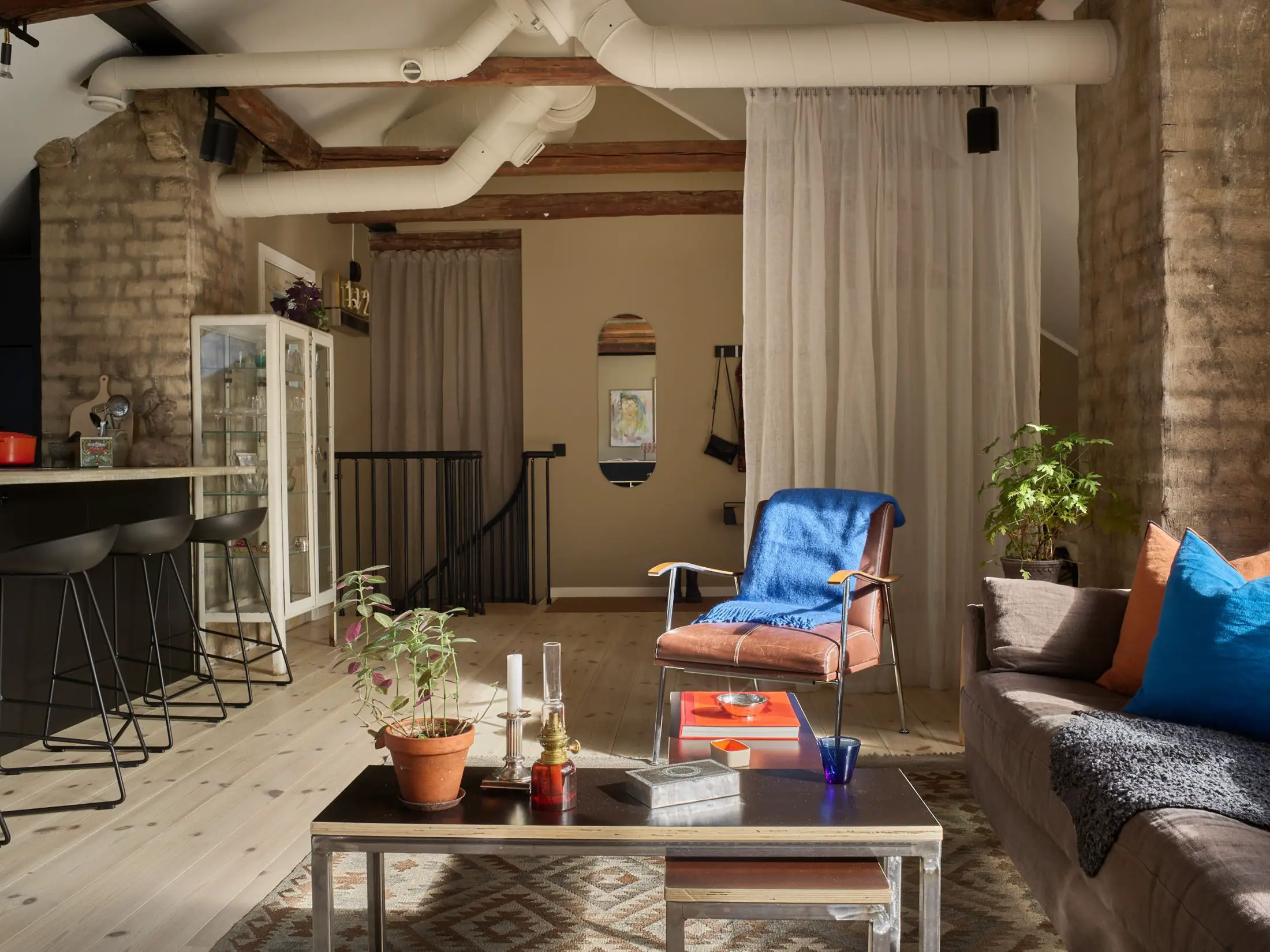 瑞典历史建筑中独特的阁楼公寓-1