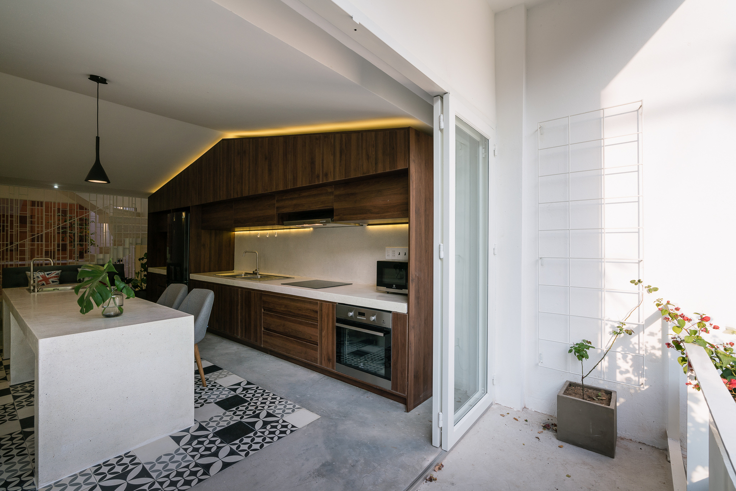 ZAKK ANDS HOUSE 透明金属边界与自然光影的完美融合-26