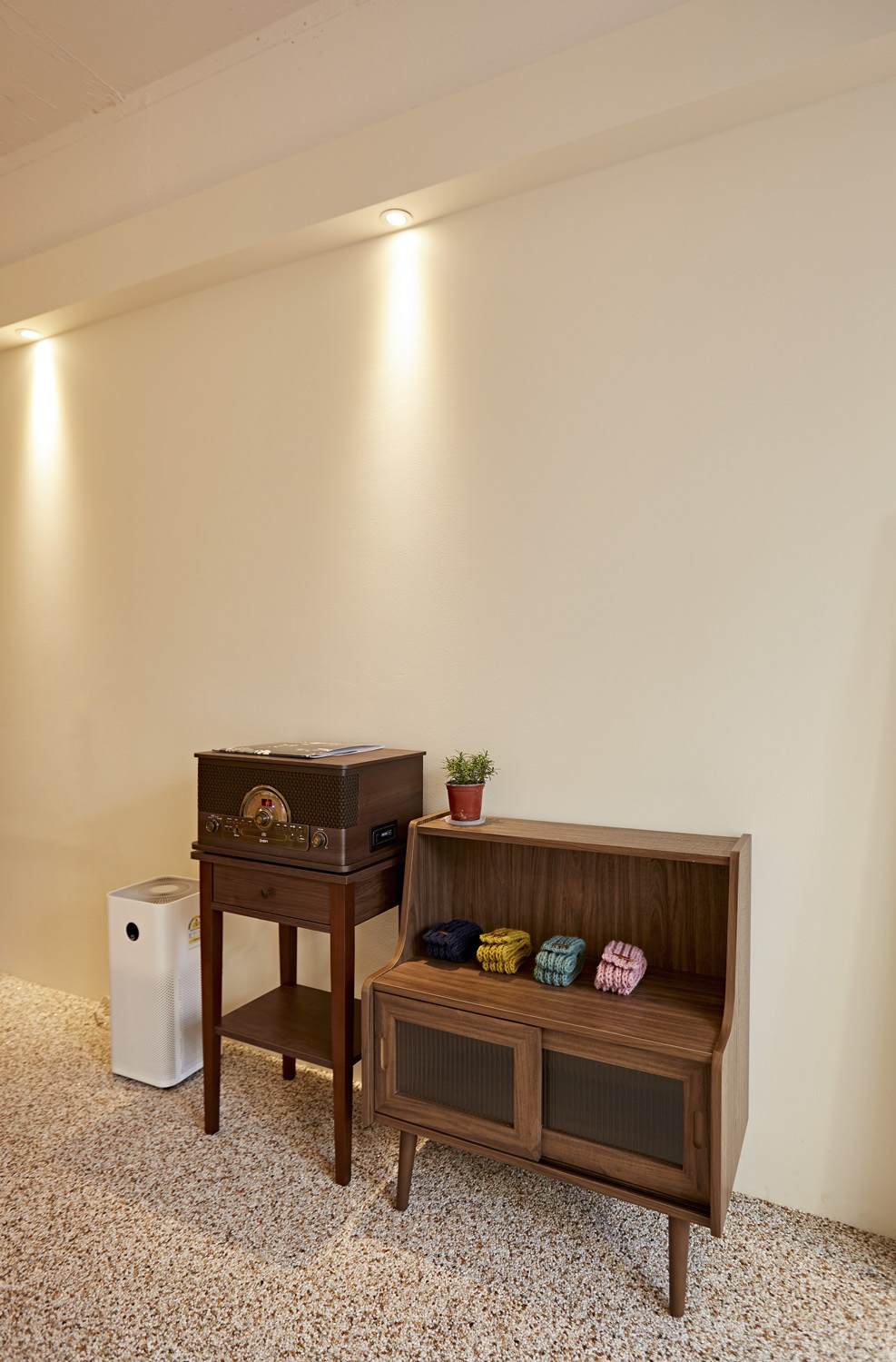 十平米简约咖啡馆，Manoah 诠释白色与木质魅力-13