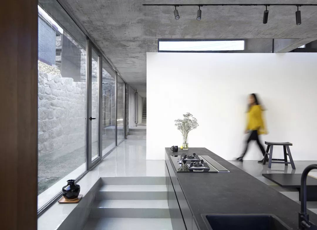 长城脚下旧仓库新生,石墙木屋打造自然宜居空间-16