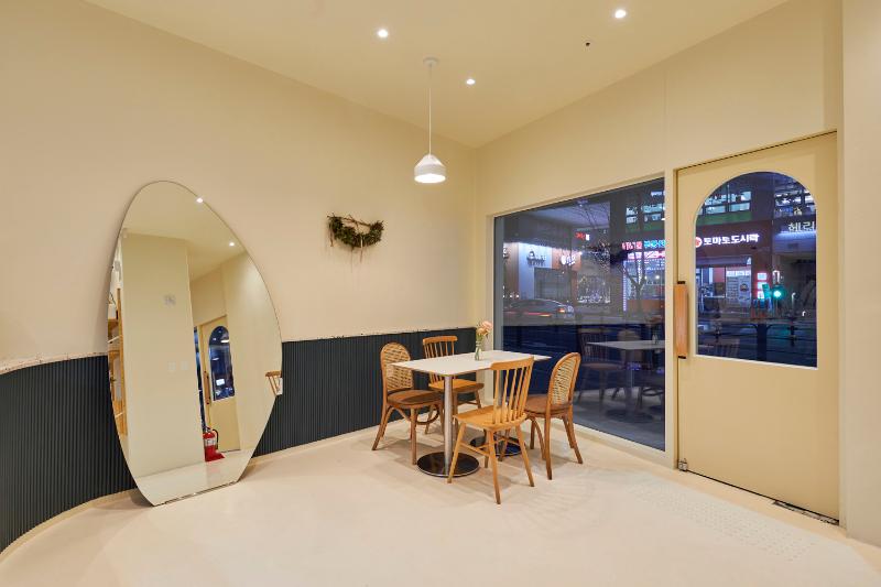 20 平米简约咖啡馆设计-7