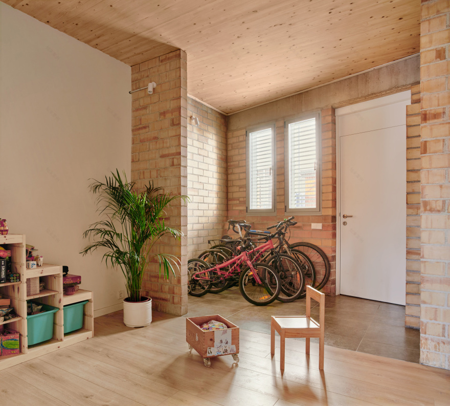 115ARI Single-Family Home Between Party Walls in Sabadell / Vallribera Noray Arquitectes-15