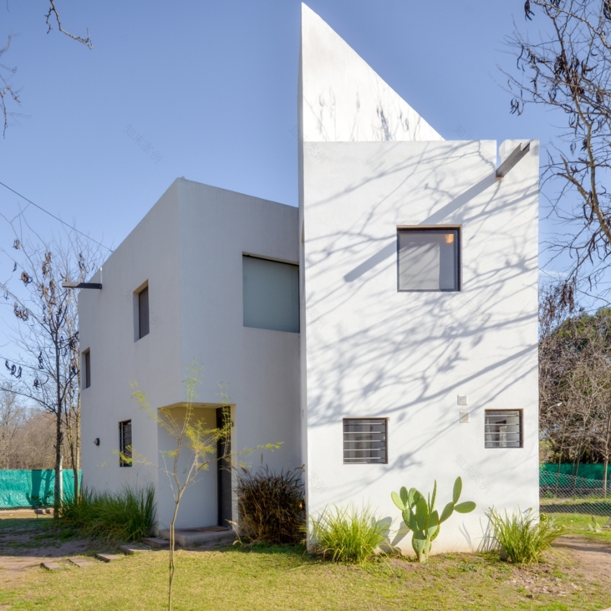 阿根廷相思树森林中的简约住宅群-36