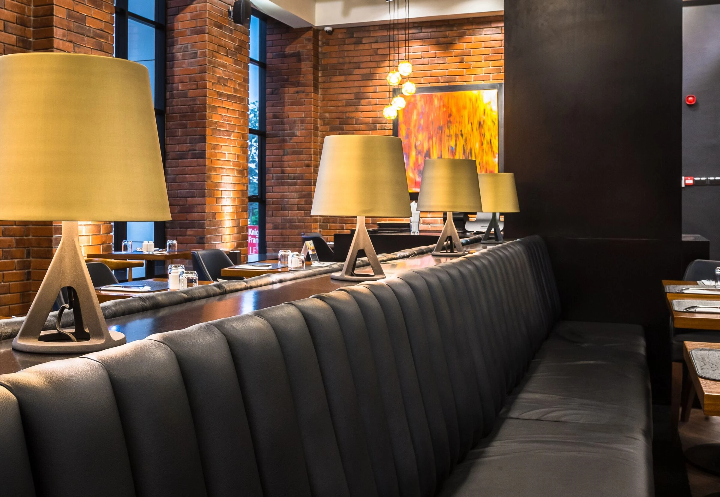 纽约风格餐厅设计，展现红砖、皮革与黑白的魅力-35