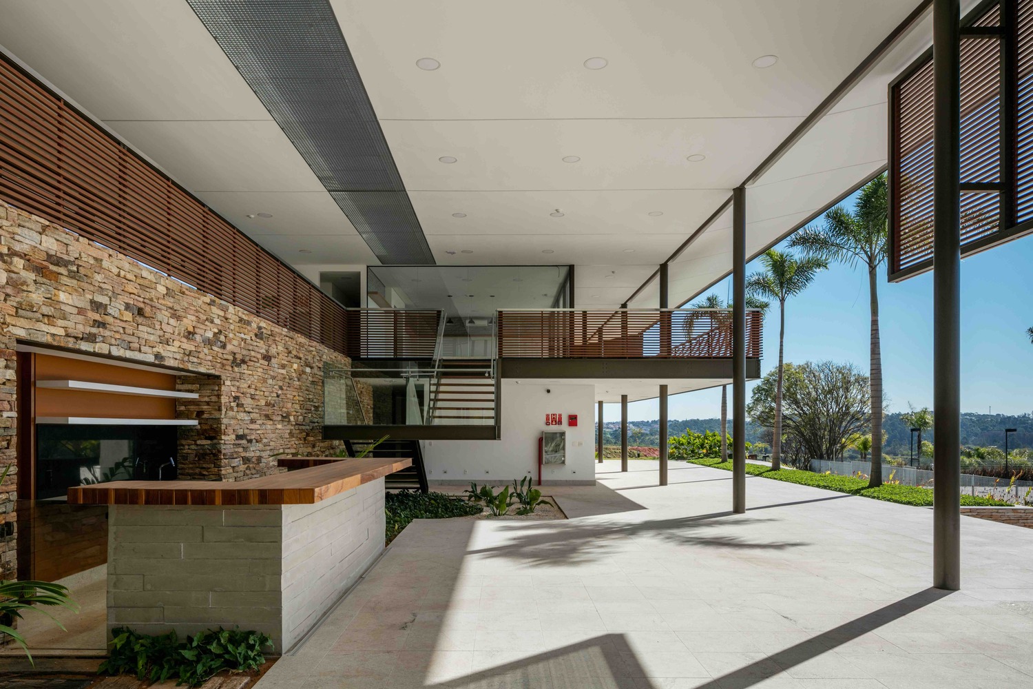 巴西自然景观中的社交俱乐部总部-69