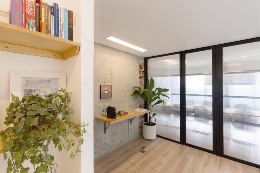 巴西 AE.digital 办公室 | 混凝土、木头与砖头的创意组合-8