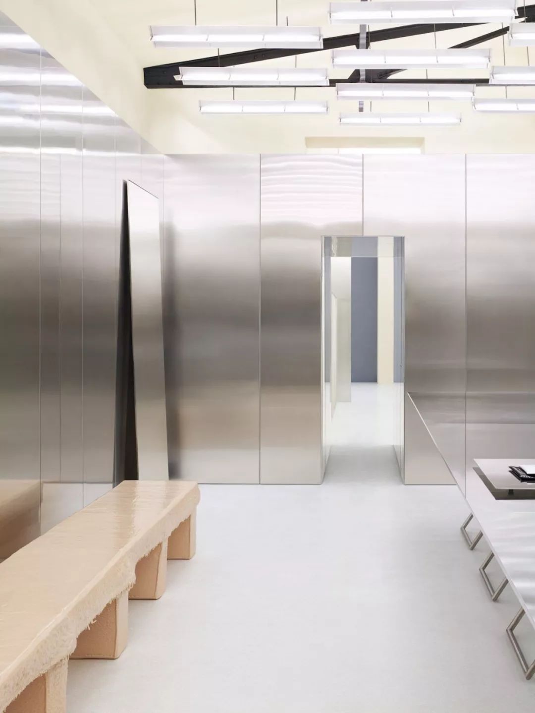 柏林 Acne Studios 旗舰店,不锈钢内饰诠释简约美学-10