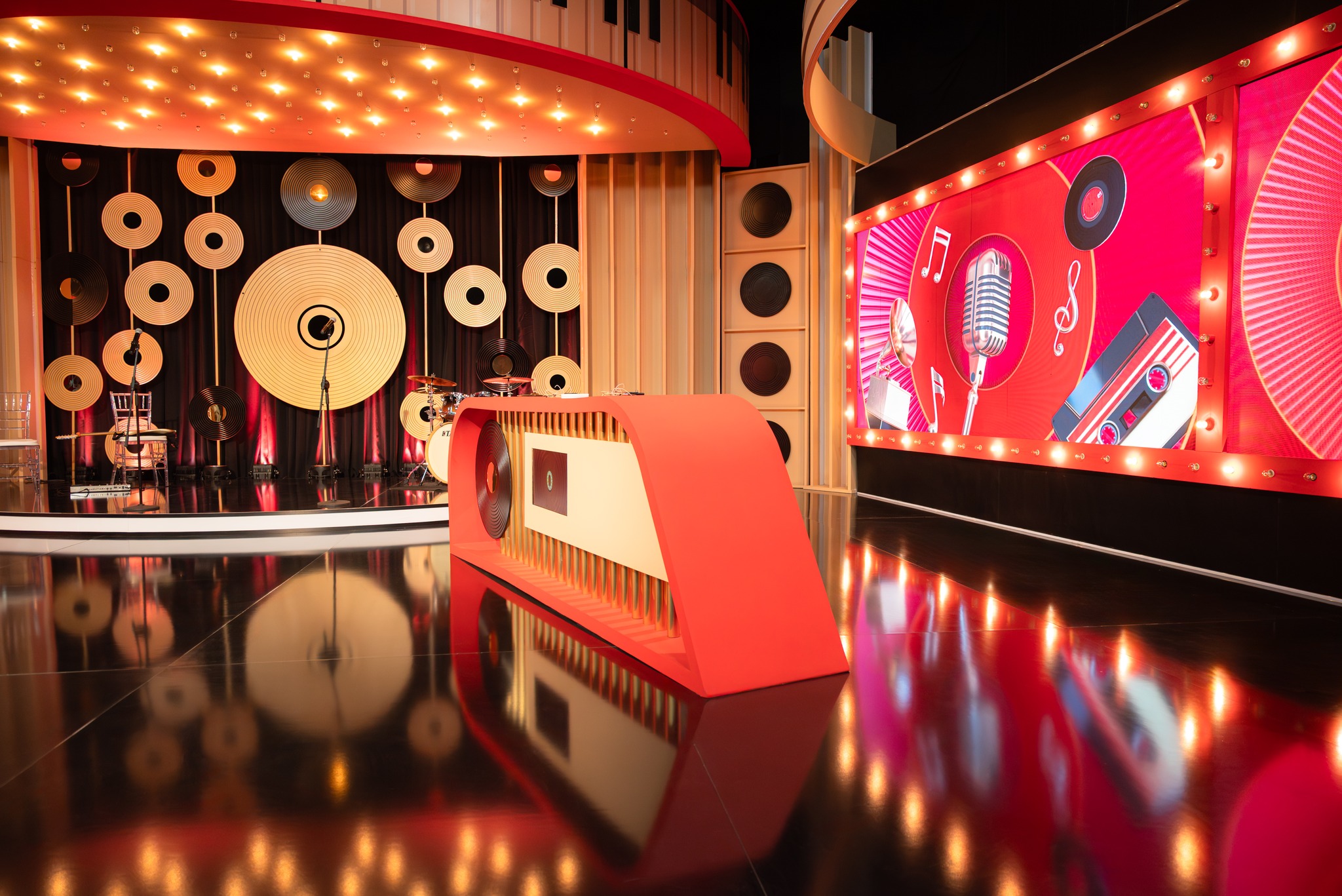 Every detail tuned to the rhythm of the show.-0