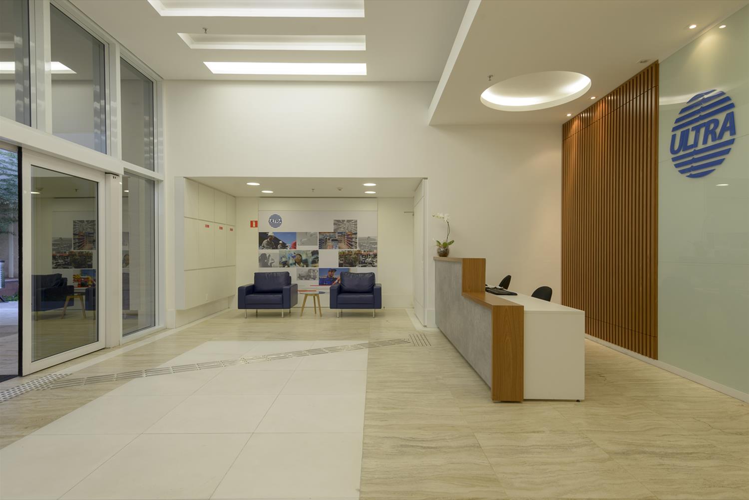 巴西 Extrafarma 办公室 | 木质与玻璃的现代企业空间-2