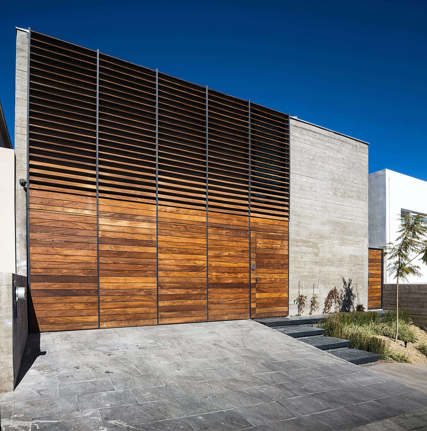 墨西哥混凝土住宅 | 现代轻工业风与木材的完美结合-1