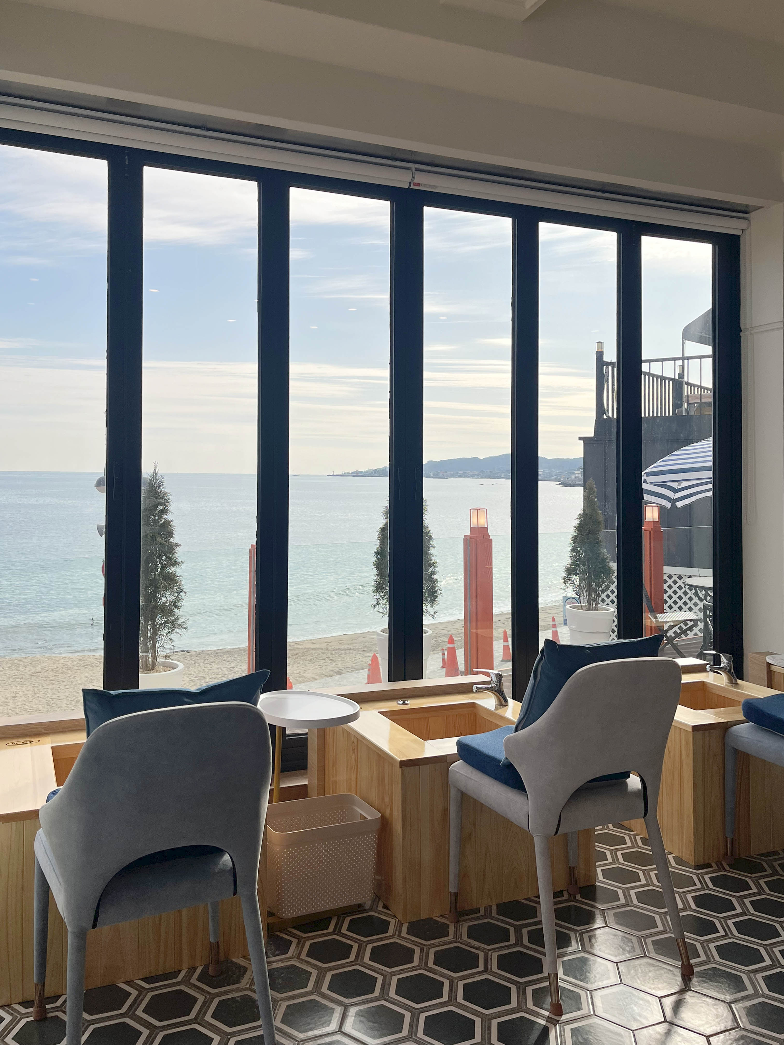 现代极简主义 | 韩国 84 平小户型咖啡厅设计-12