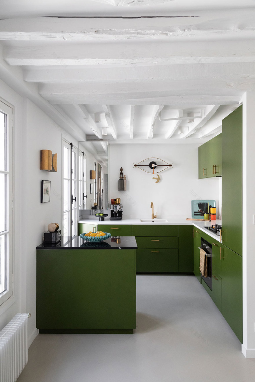 巴黎白色公寓 | 明亮装饰与绿色厨房的巧妙融合-4
