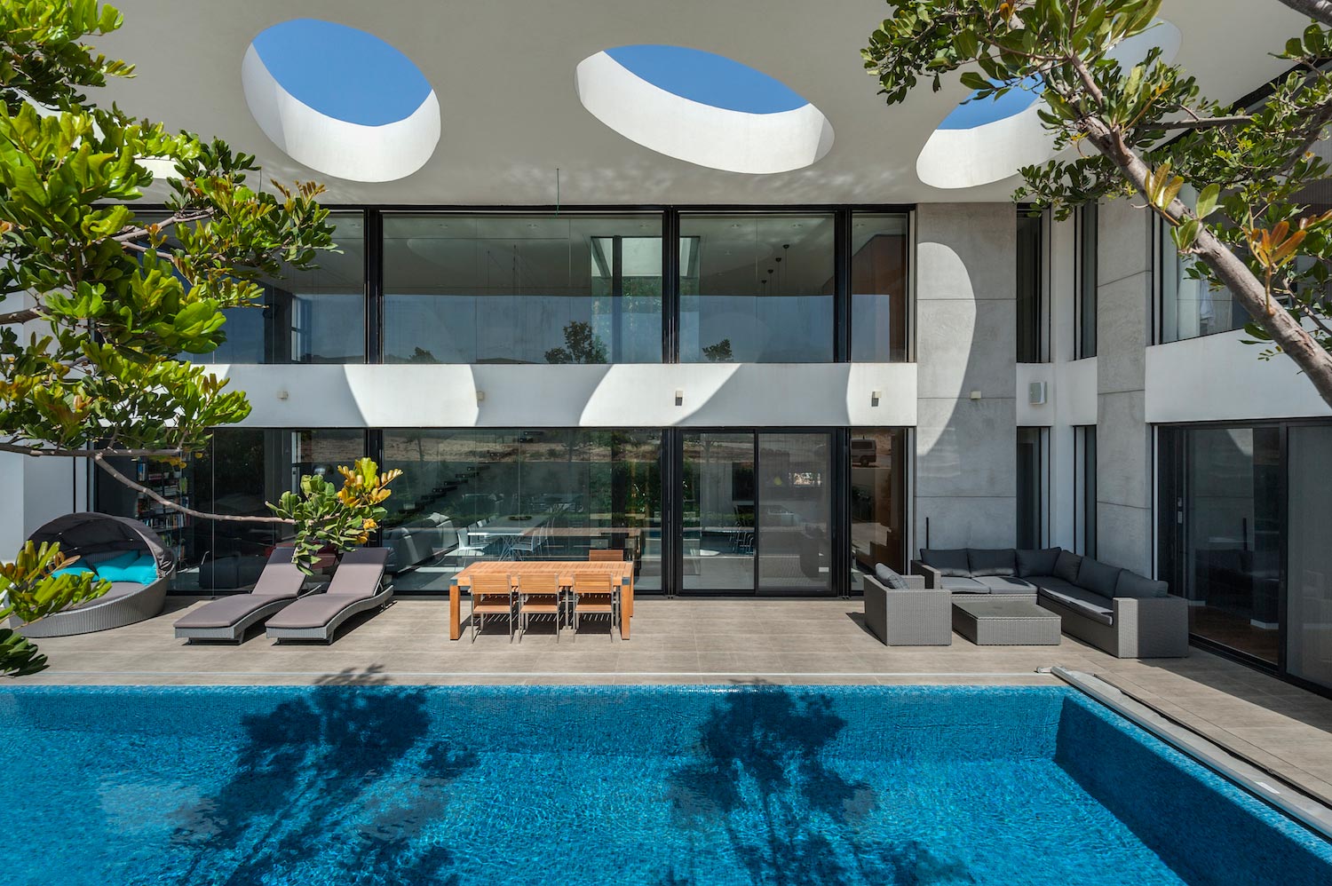 A mix of opposing colors that create contrast and drama among the volumes by Hila and Dan Israelevitz   CAANdesign  Architecture and home design blog-8