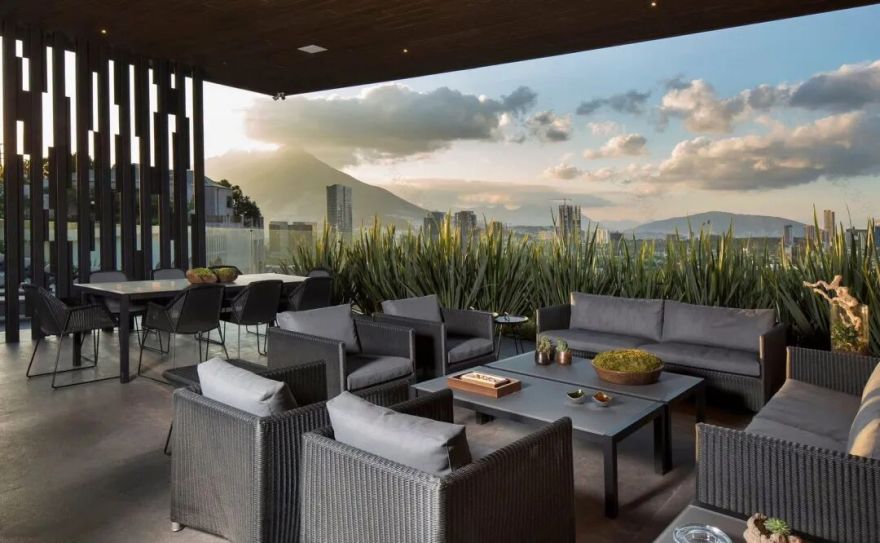 HouseMT|坡地光幕:蒙特雷星环里的悬浮极简主义-7