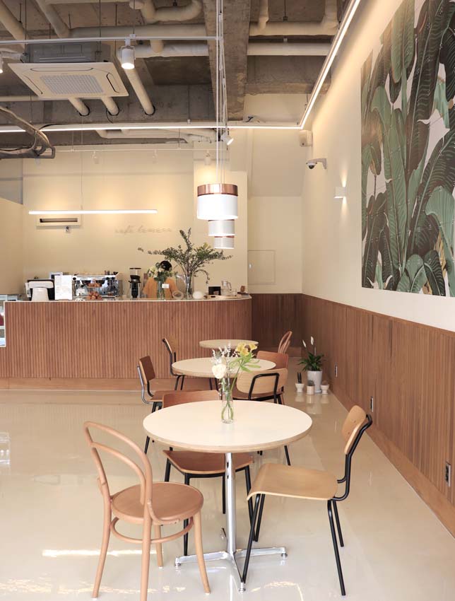 20 平米白色&木质现代咖啡厅设计-4