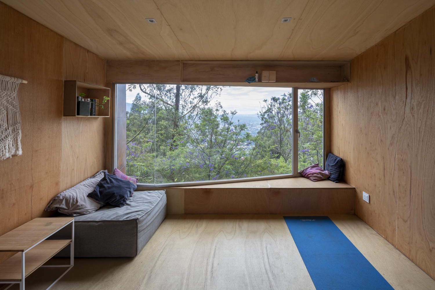 "倾斜立方体 | 2022 年 Quito 的 Oblique Extension House"-20