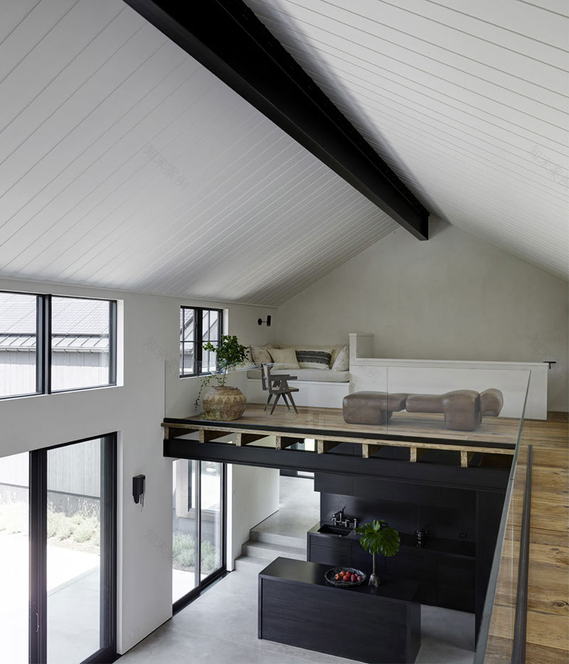 黑白对比的神秘 Hamptons 之家-14