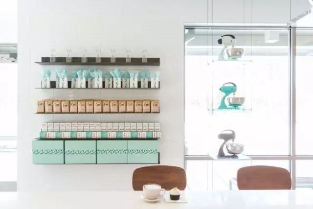 德州复古咖啡馆 CRAVE：粉嫩色彩打造的怀旧滋味-12