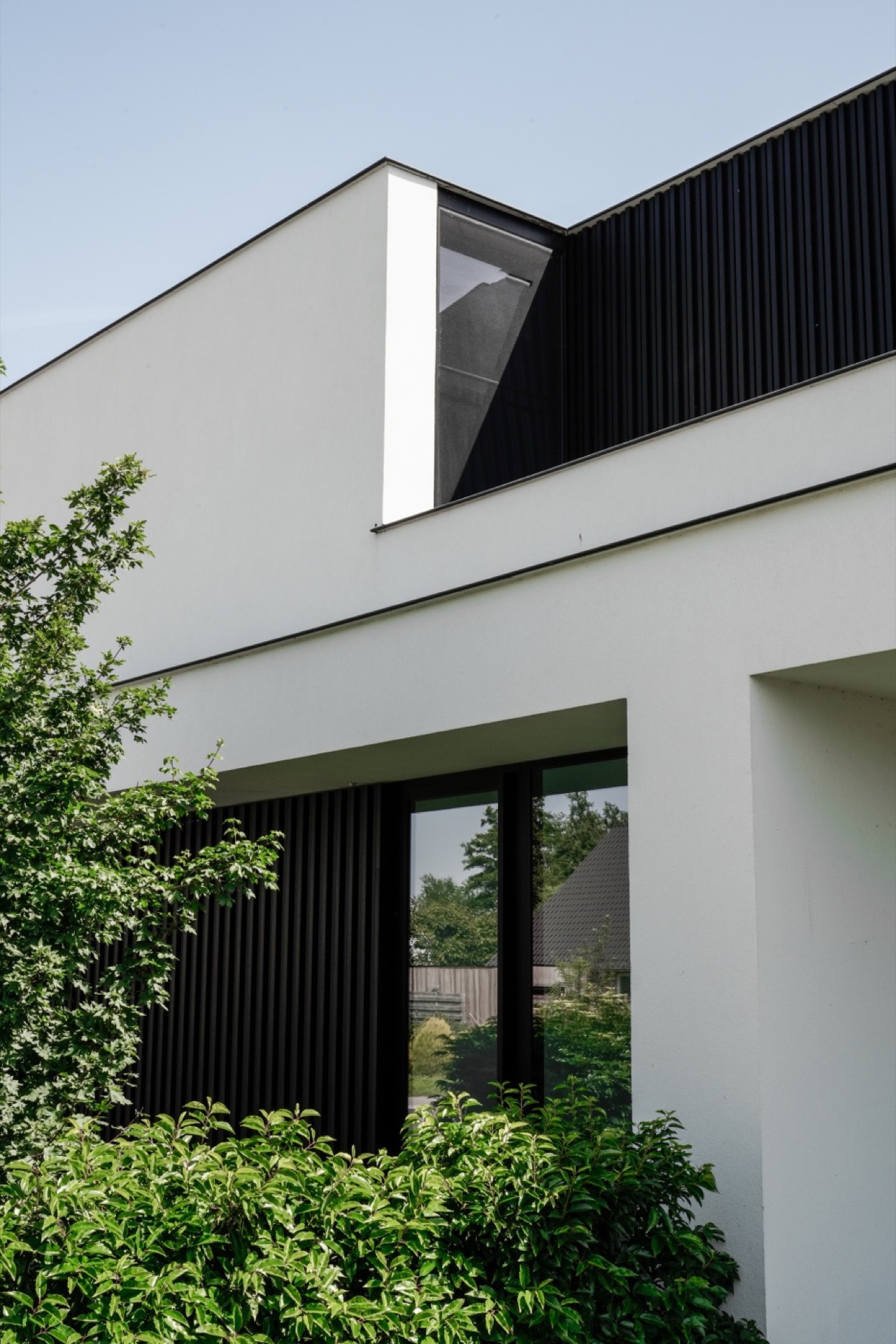 Ruime villa uitgevoerd in strakke, moderne crepi-8