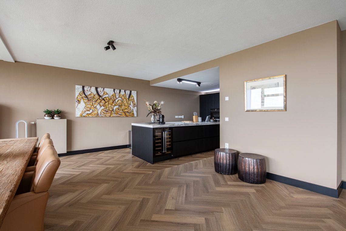 Lichte hongaarse punt in speels interieur-0