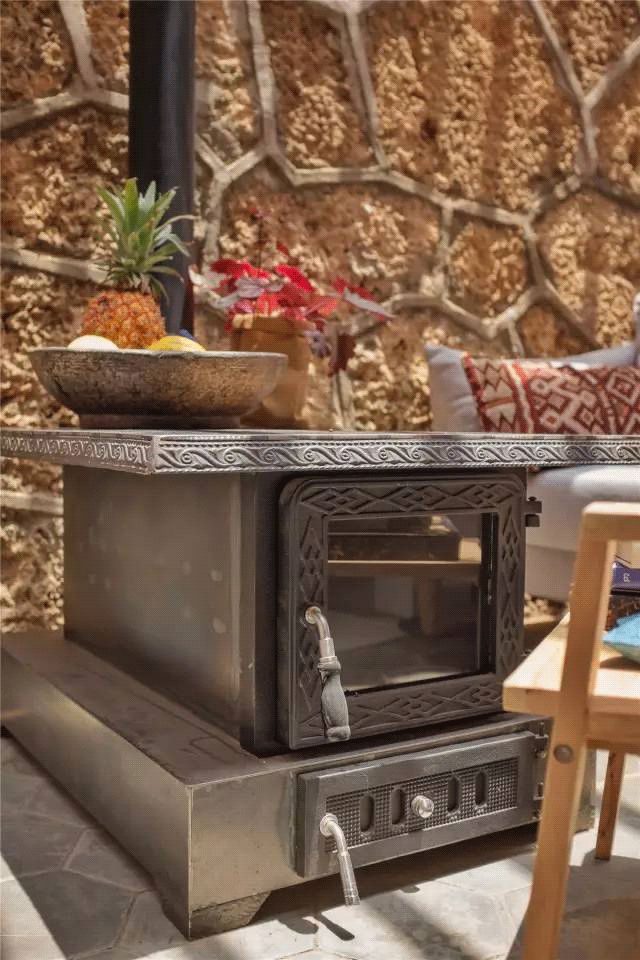 买不起房，小夫妻把牛棚改造成家，竟成300㎡大别墅还有150㎡花园菜地......-117