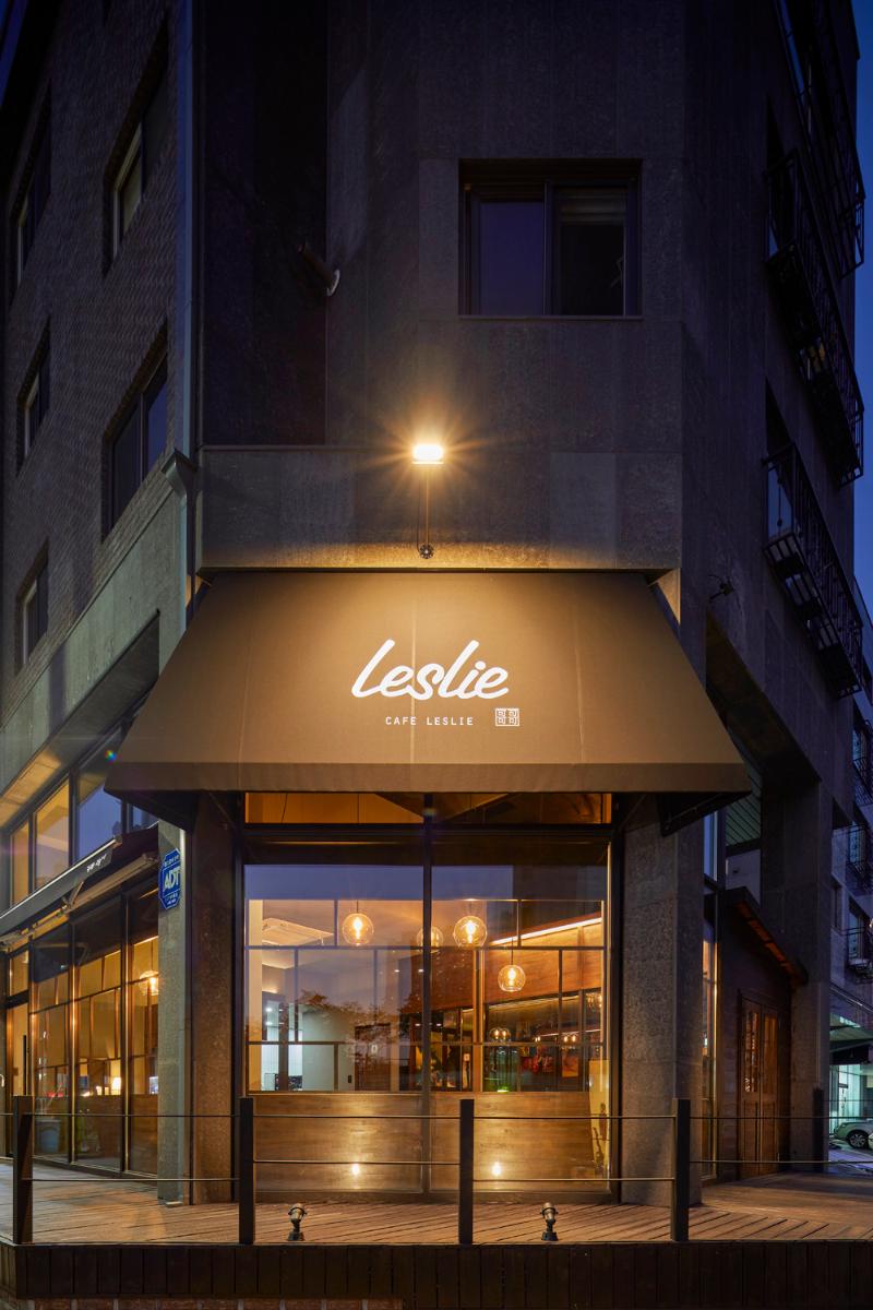 温馨 16 坪咖啡厅，明亮色彩与照明营造舒适氛围-16