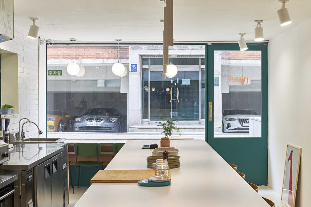 15 平米小巧咖啡厅，极简设计中的视觉盛宴-12